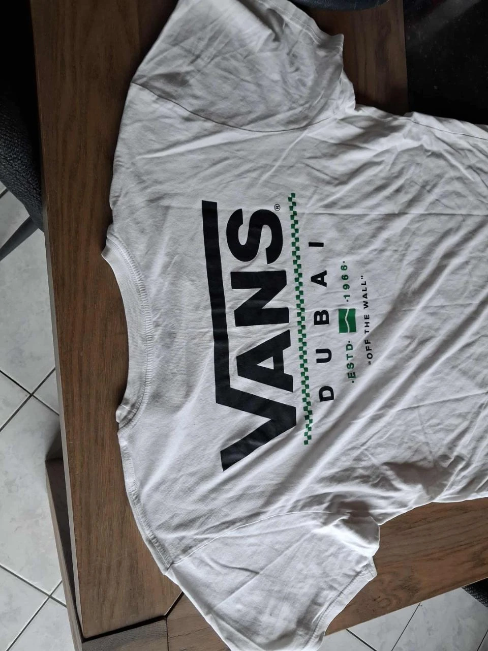 t-shirt branco marca vans – tamanho xl (texto dubai) – photo 3